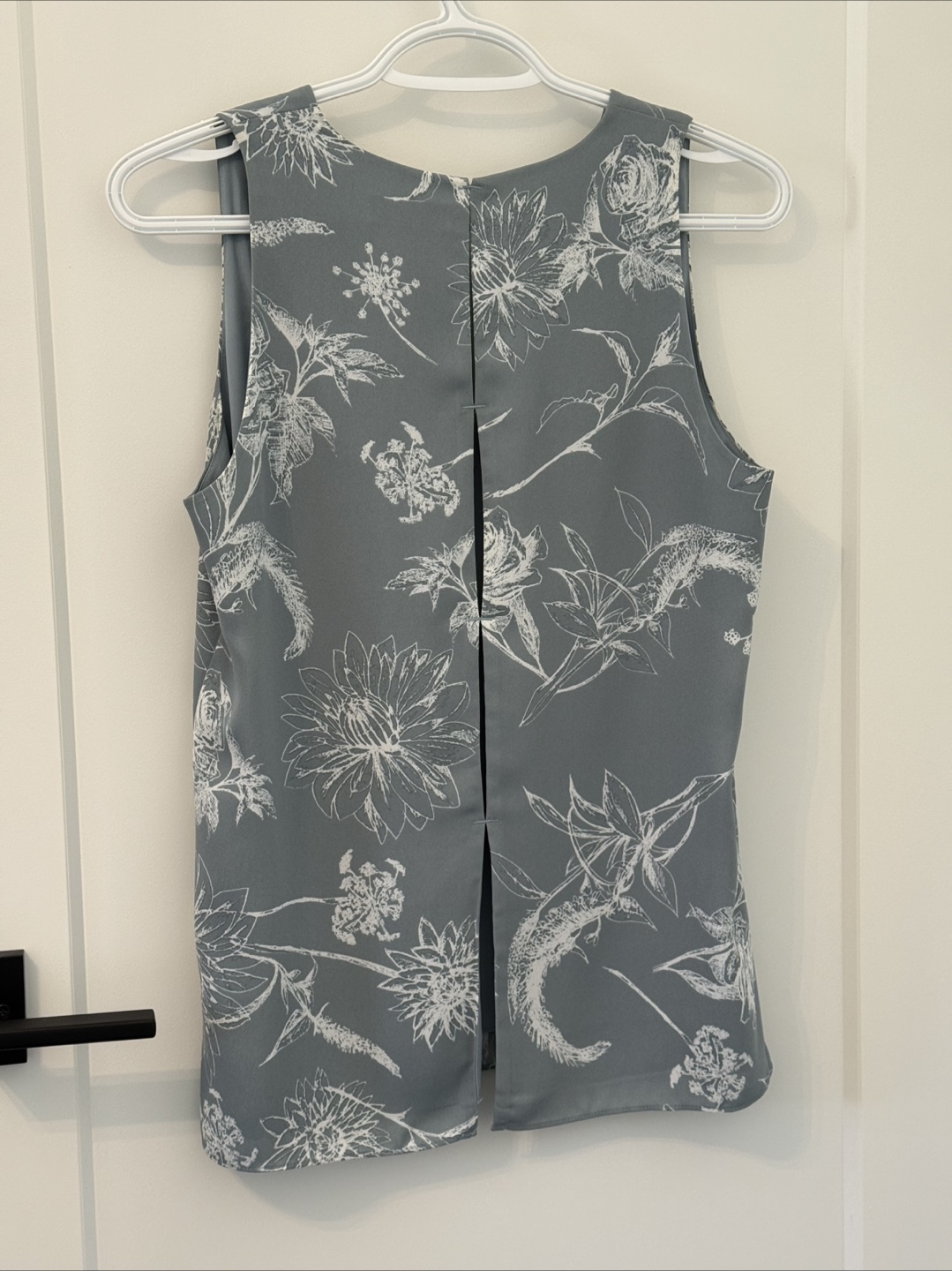 Babaton sleeveless blouse, size small - photo 3
