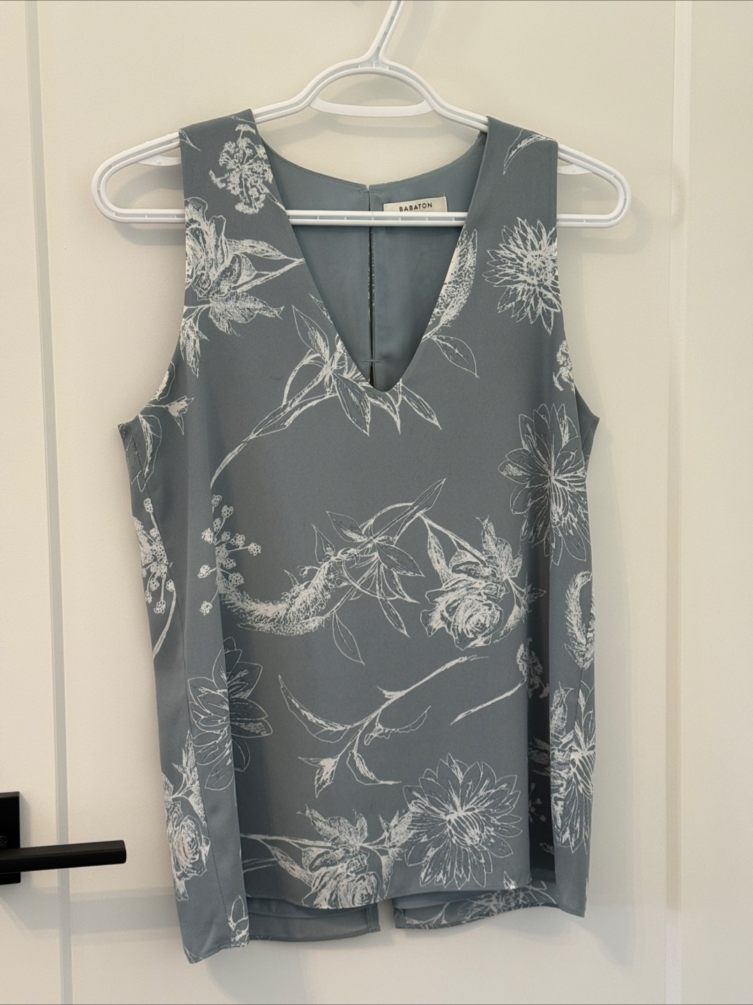 Babaton sleeveless blouse, size small - photo 2