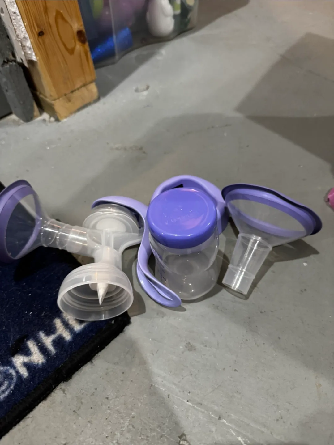 Manual Breast Pump with Bottles thumbnail