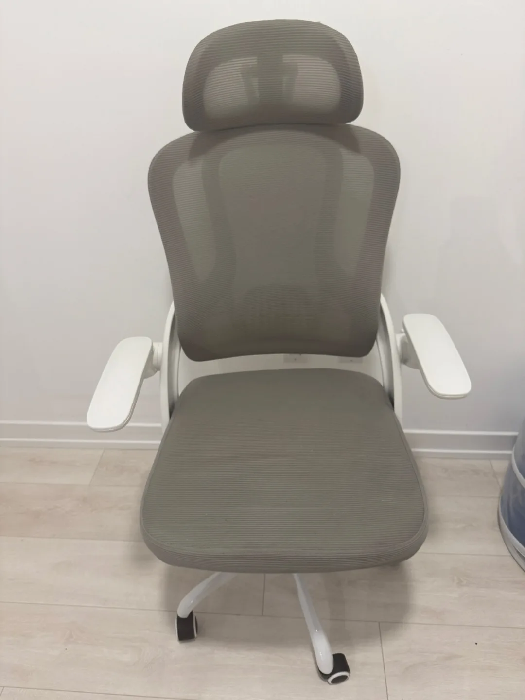Grey Ergonomic Mesh Office Chair with Headrest thumbnail