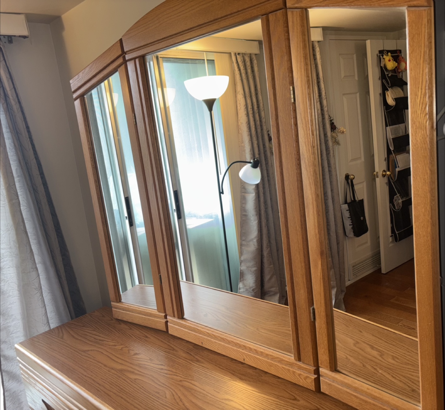Oak Vanity Set with Tri-fold Mirror - photo 3