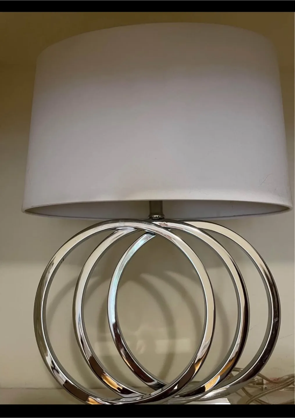 Modern Table Lamp with Interlocking Rings Base