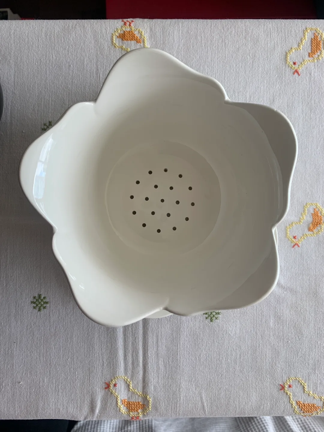 White Ceramic Colander with Drip Dish - Floral shape image indicator(3)