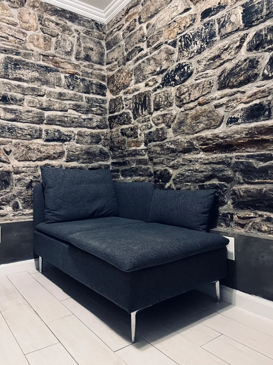 Modern Chaise Lounge with Metal Legs thumbnail