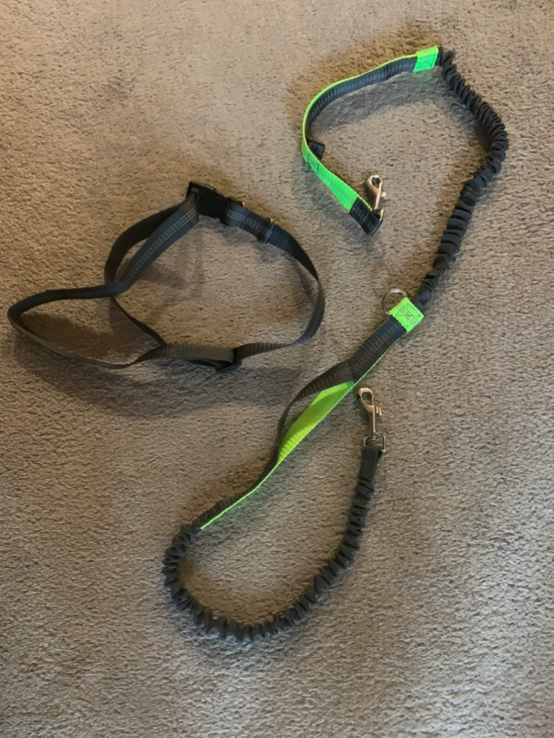 NEW Retractable Hands-Free Dog Leash and Harness Set image indicator(2)