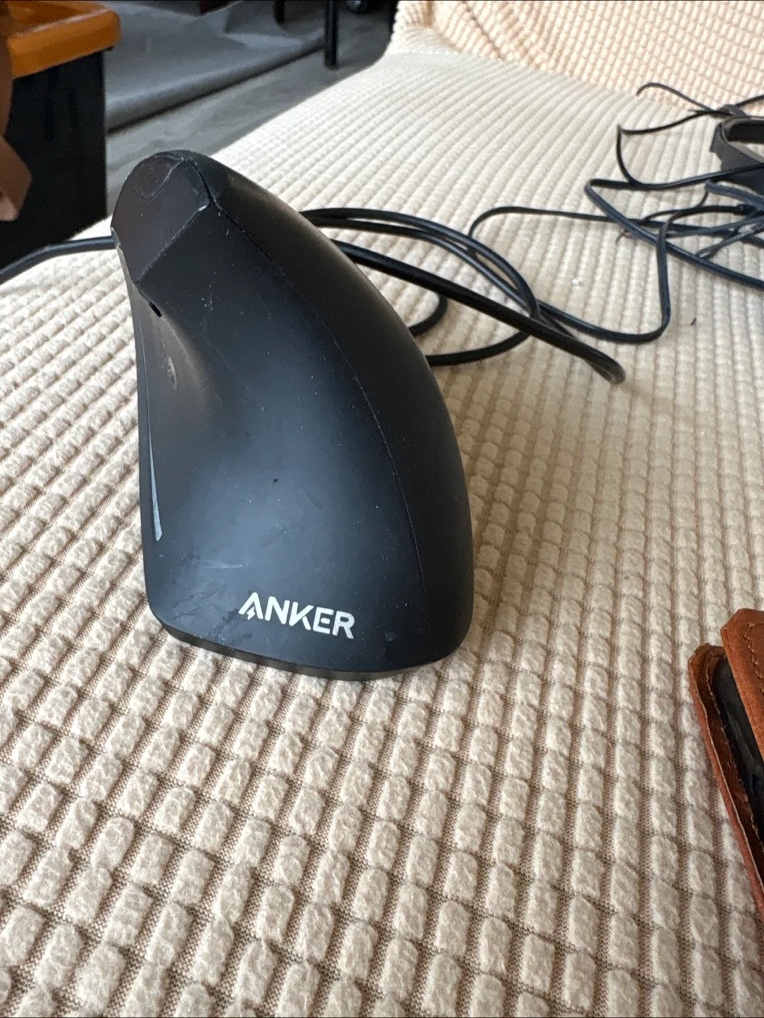 Anker Wired Ergonomic Mouse image indicator(2)
