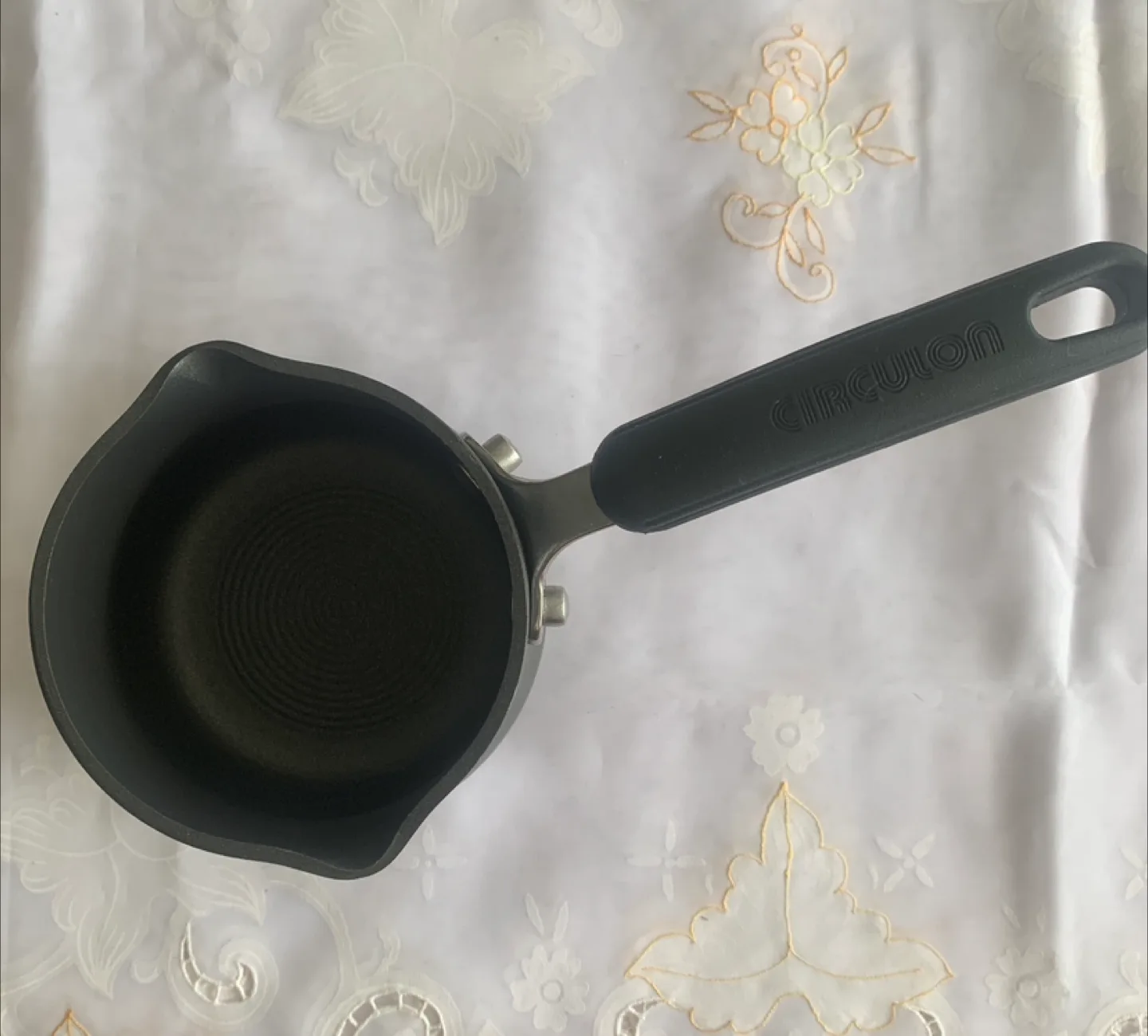 Circulon Hard-Anodized Non-Stick Saucepan image indicator(2)