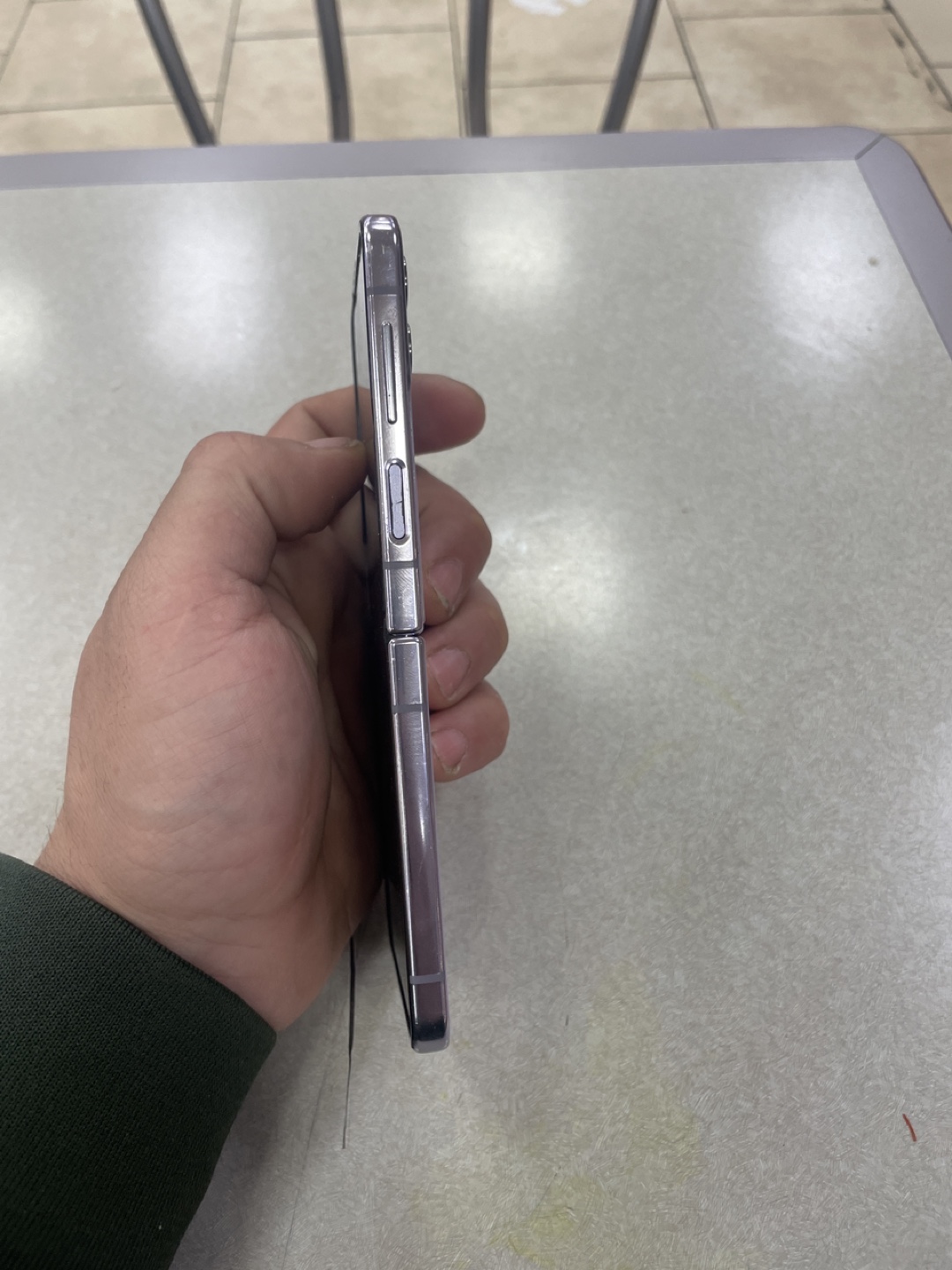 Samsung Galaxy Z Flip 4 - Purple - Used - photo 4