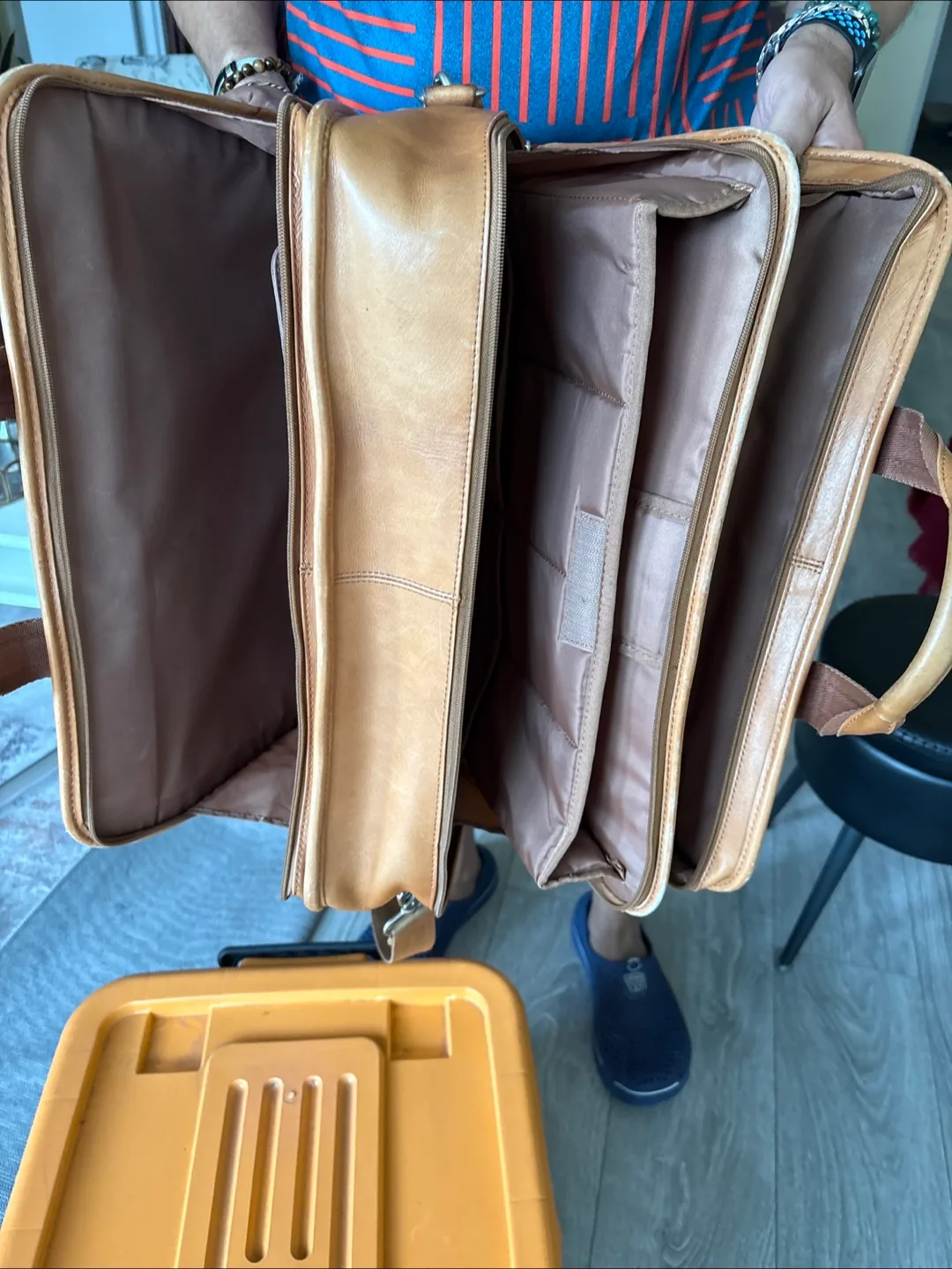 Tan genuine Leather Briefcase image indicator(6)