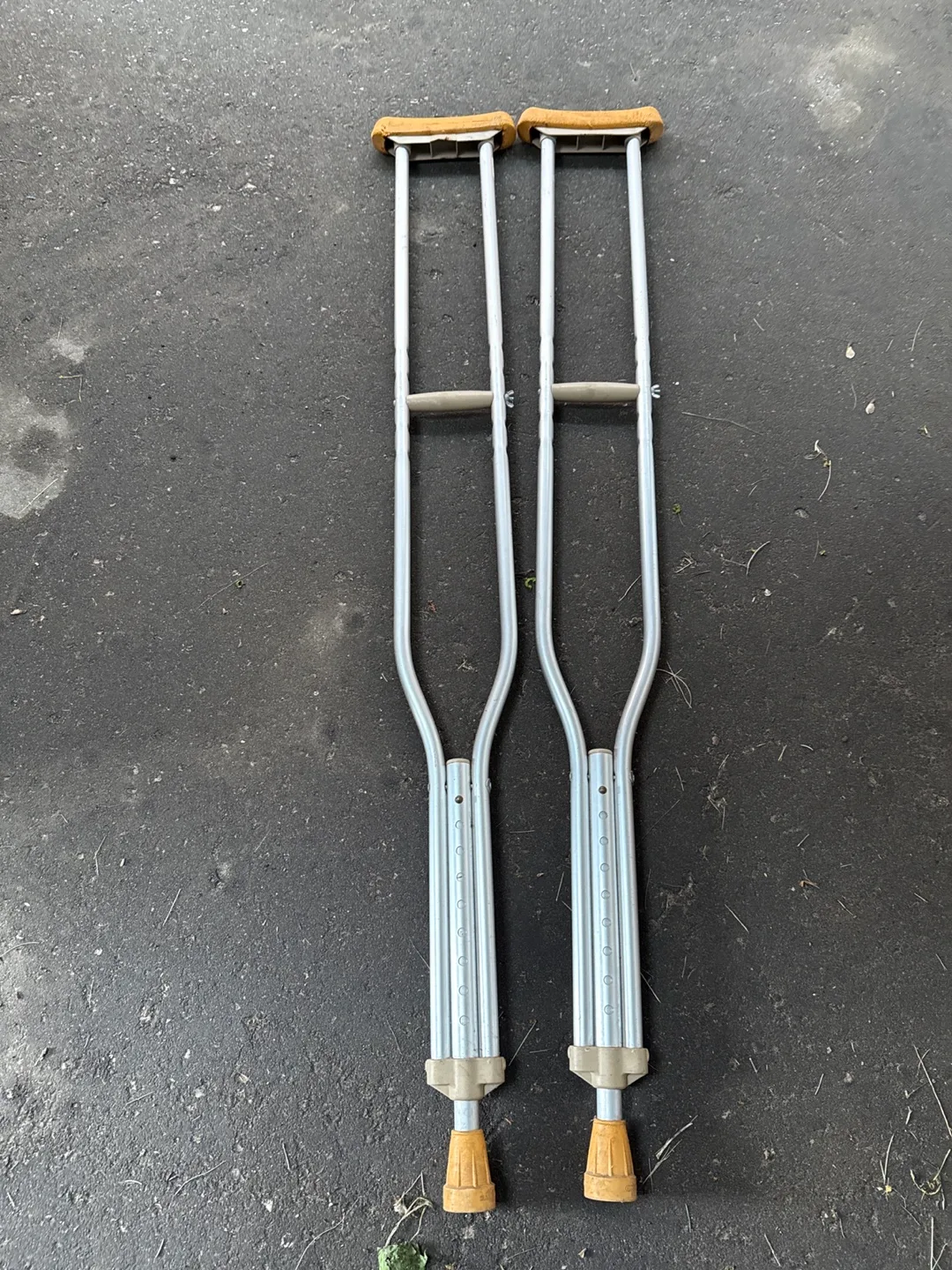 A pair of metal crutches - #freecycle thumbnail