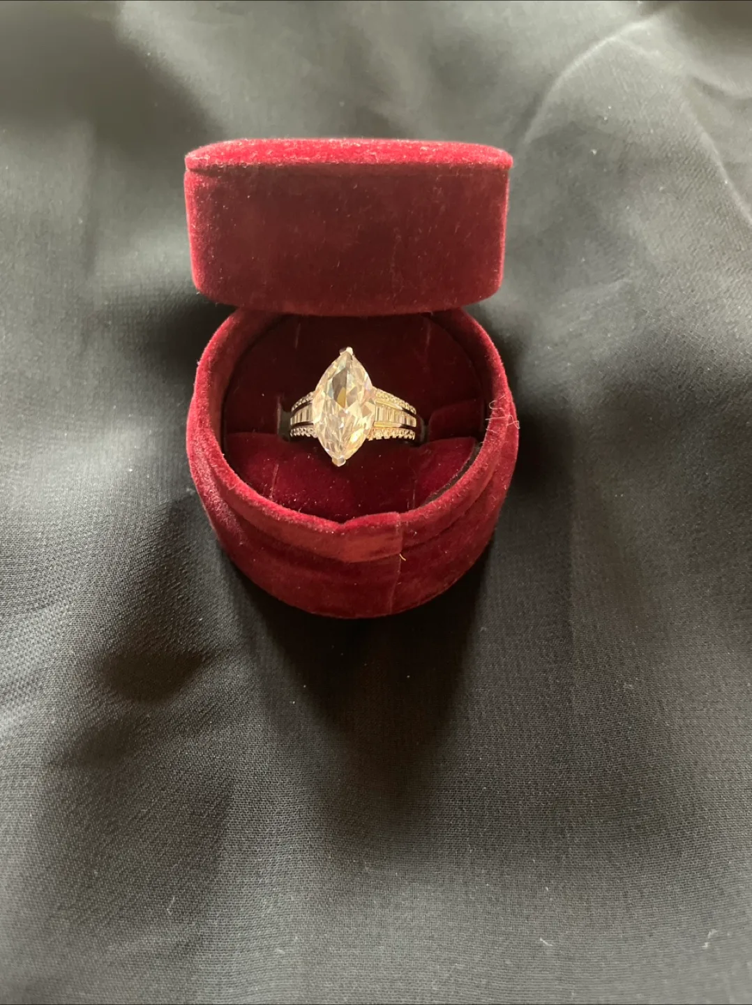 Show-Stopping Marquise-Cut Statement Ring – Dazzling Elegance thumbnail