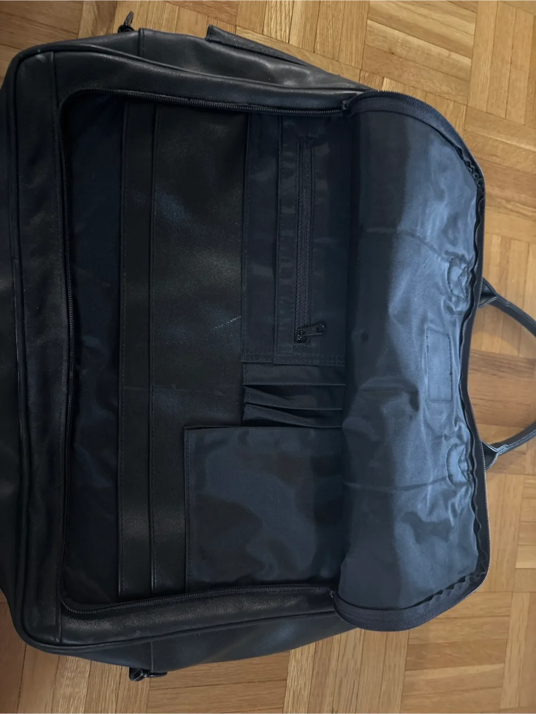 Black Leather Travel Bag image indicator(7)