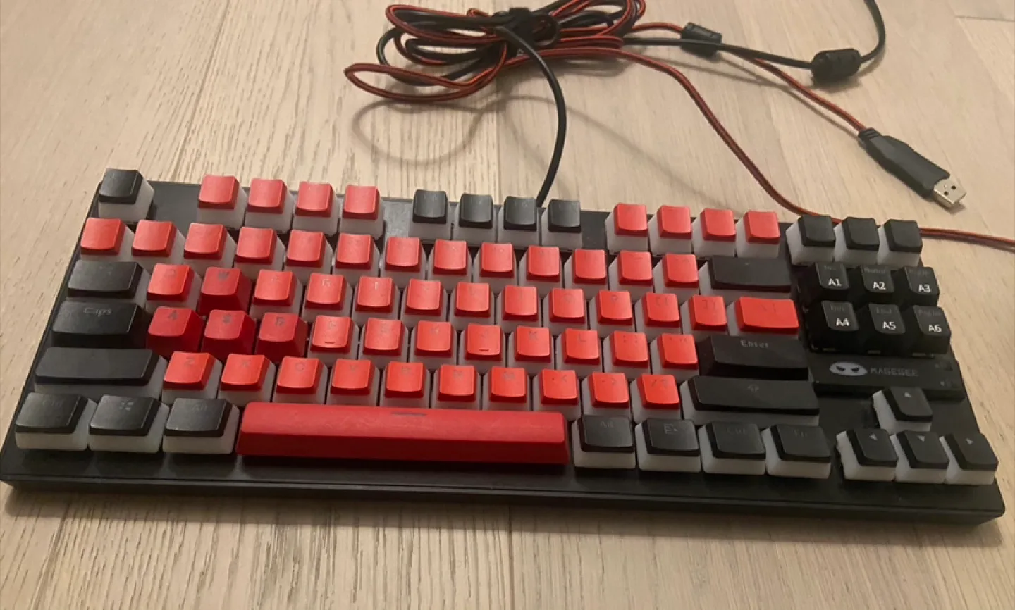 Red Gaming keyboard and Mouse image indicator(5)