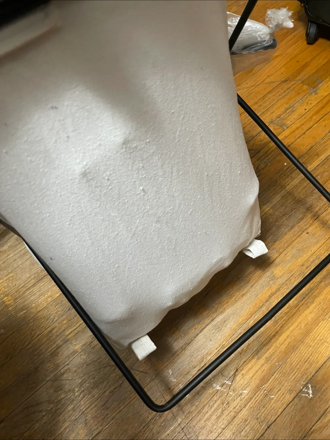 Laundry Hamper with Black Metal Frame image indicator(3)