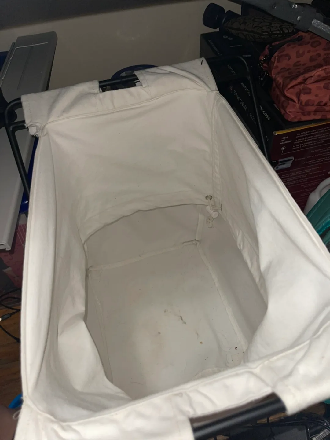 Laundry Hamper with Black Metal Frame image indicator(5)