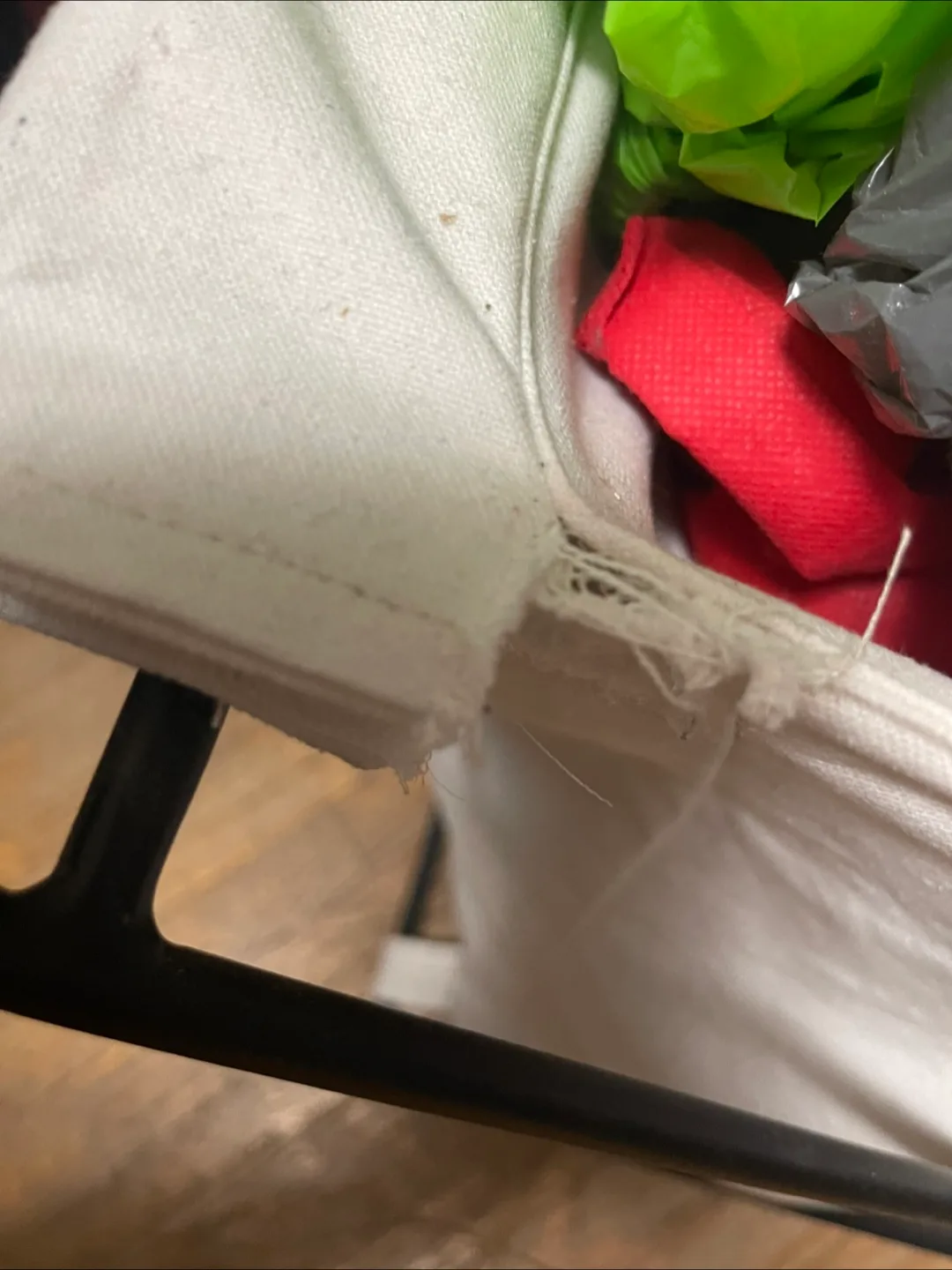 Laundry Hamper with Black Metal Frame image indicator(2)