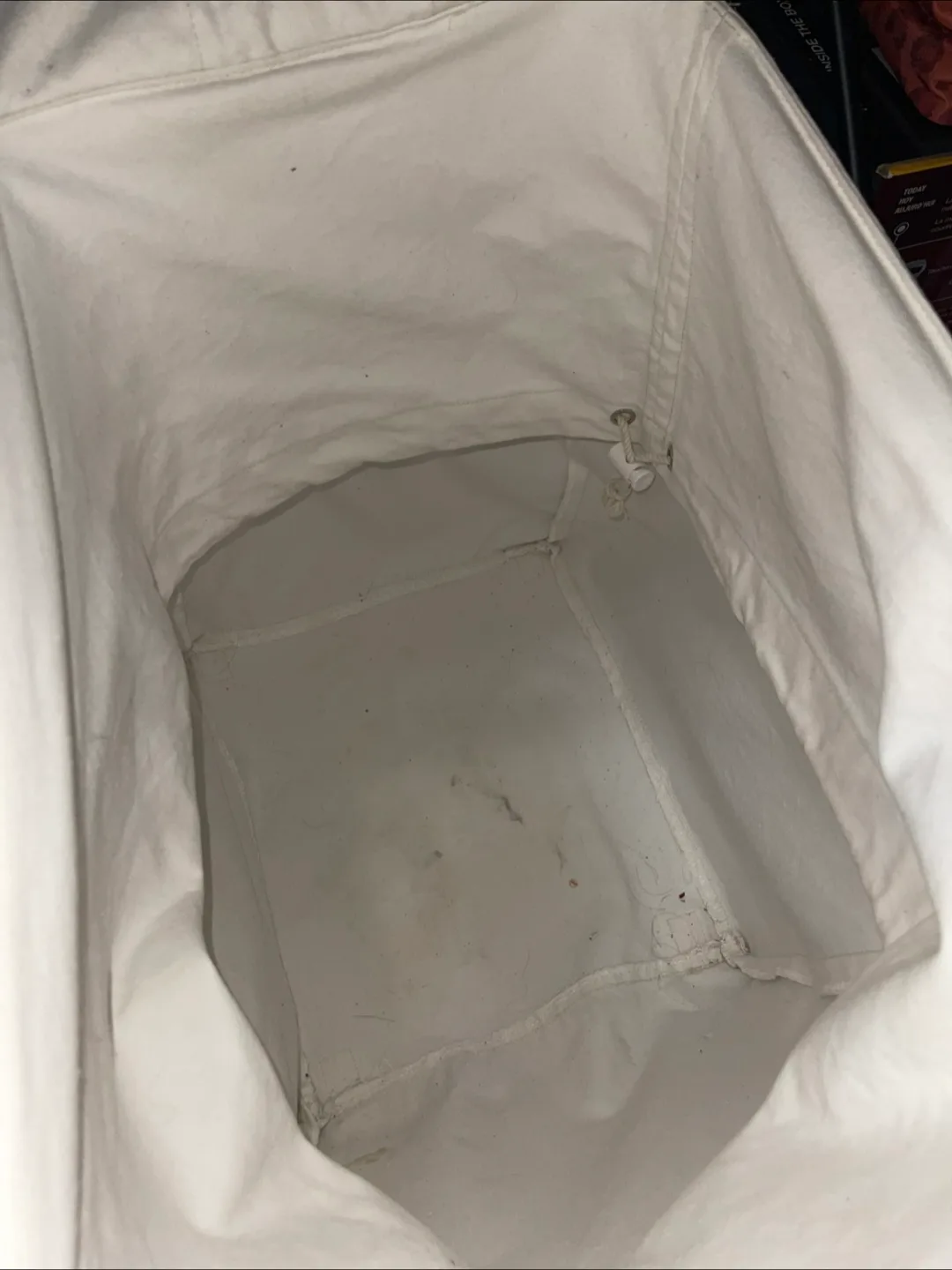 Laundry Hamper with Black Metal Frame image indicator(4)