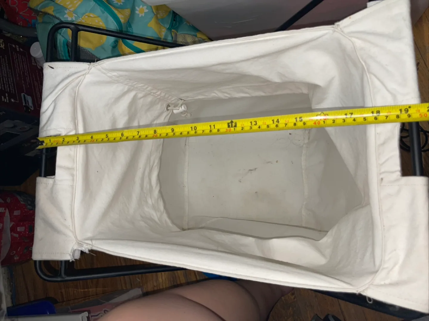 Laundry Hamper with Black Metal Frame image indicator(7)