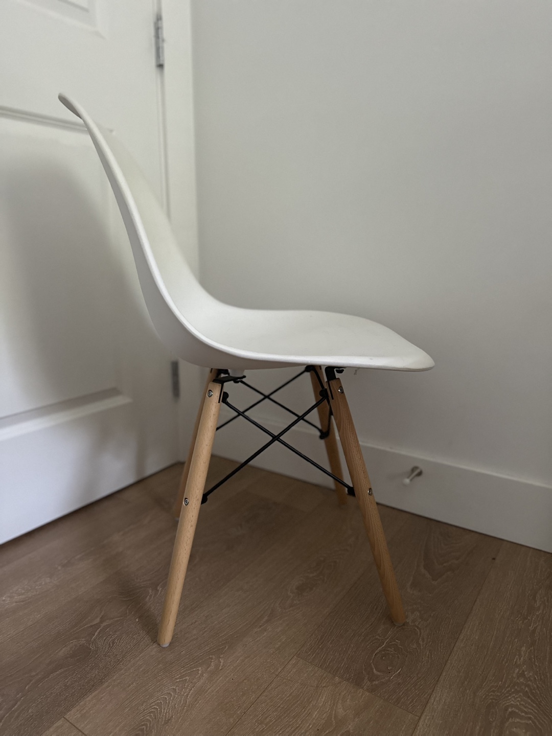 White Plastic Eiffel Chair with Wooden Legs - photo 2