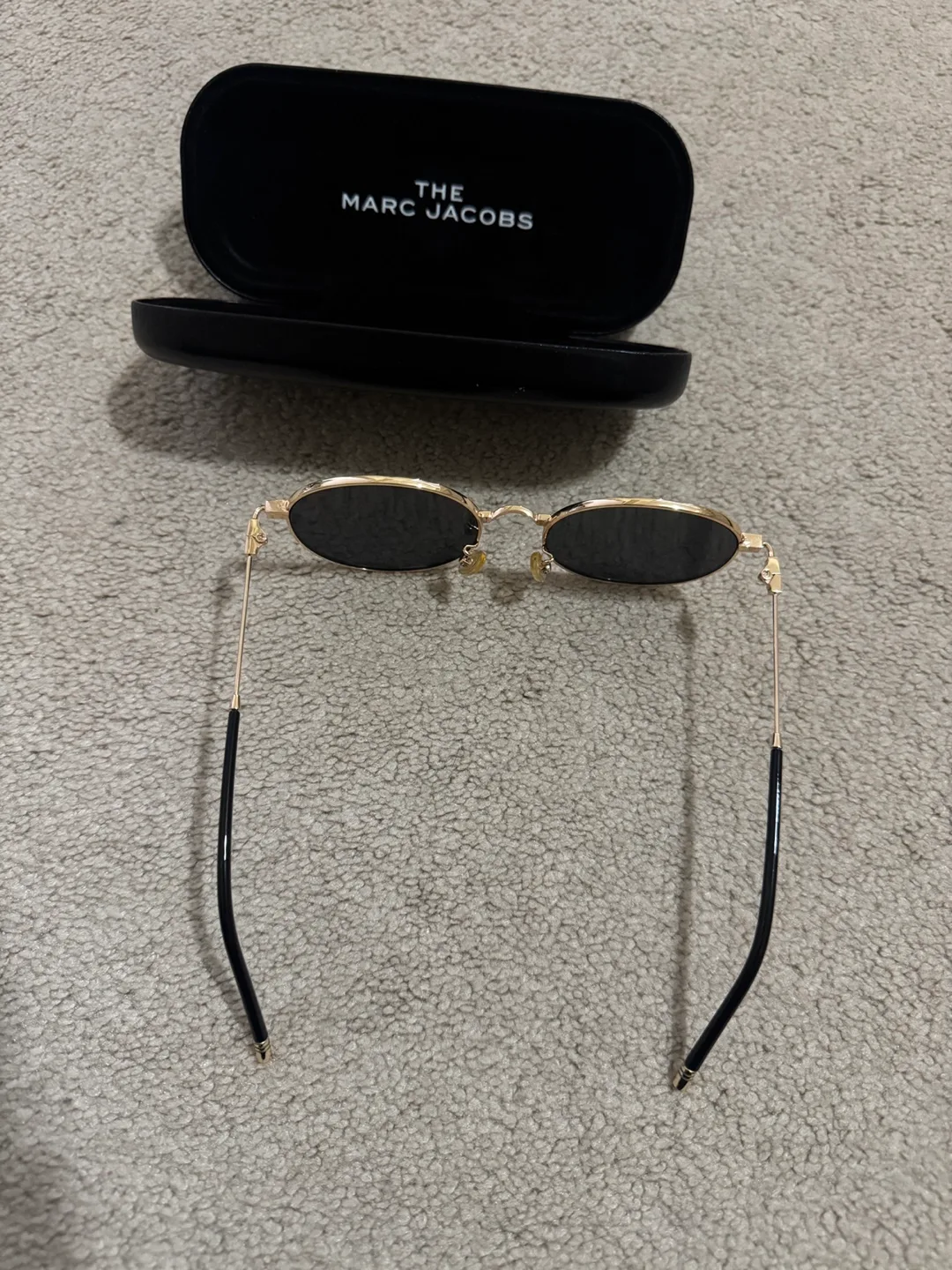 Sunglasses with Case image indicator(3)