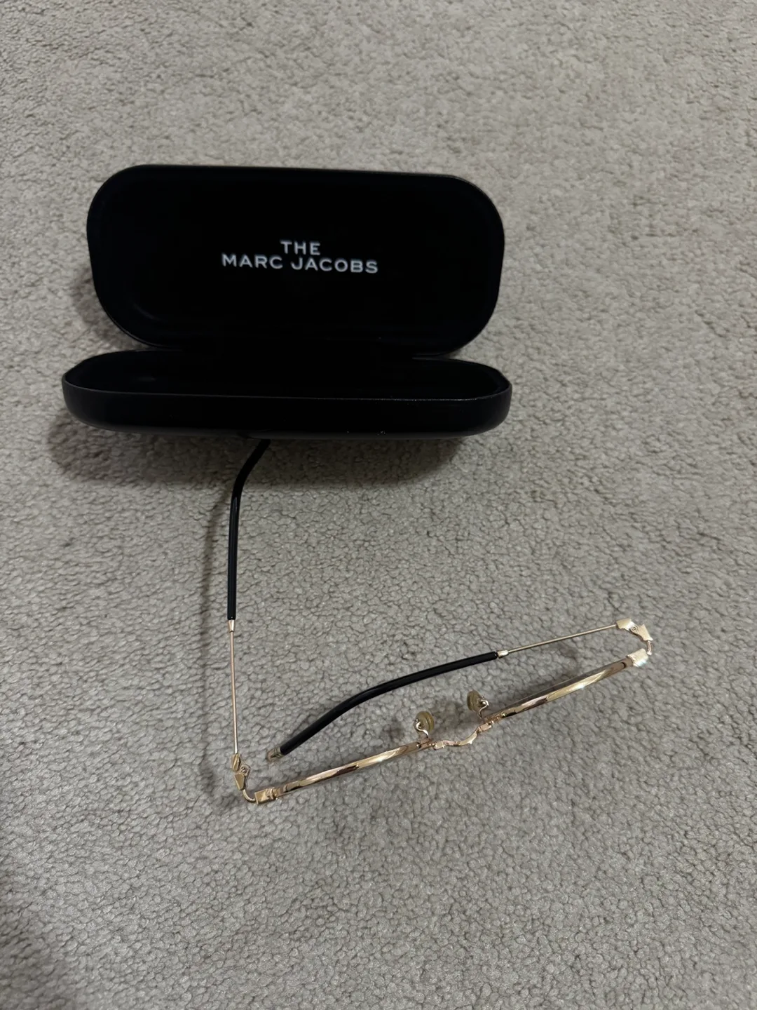 Sunglasses with Case image indicator(2)