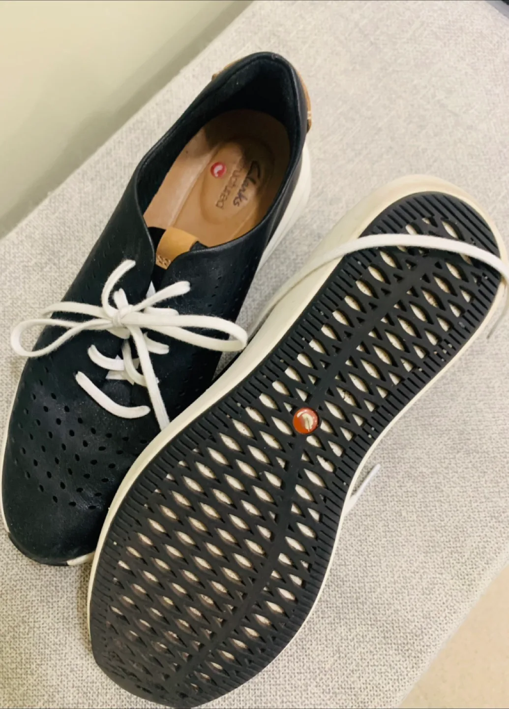 Clarks Women's Black Leather Sneakers - Size 6 image indicator(2)