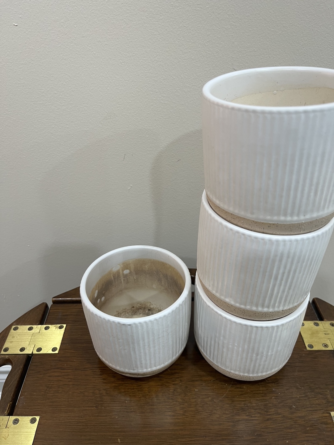 Set of four white ribbed ceramic planters - photo 4