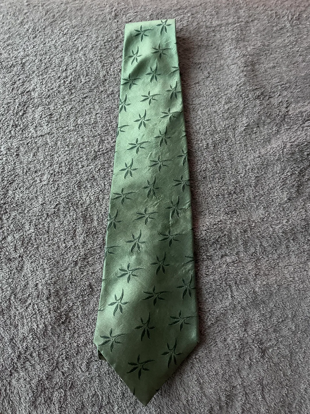 Men's Green Necktie with Leaf Pattern thumbnail