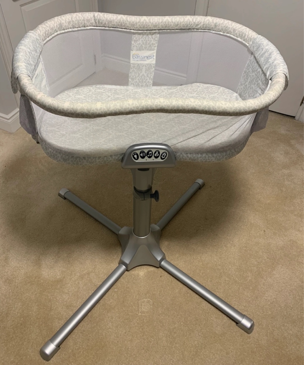 Bassinet with Stand, Grey Damask Pattern