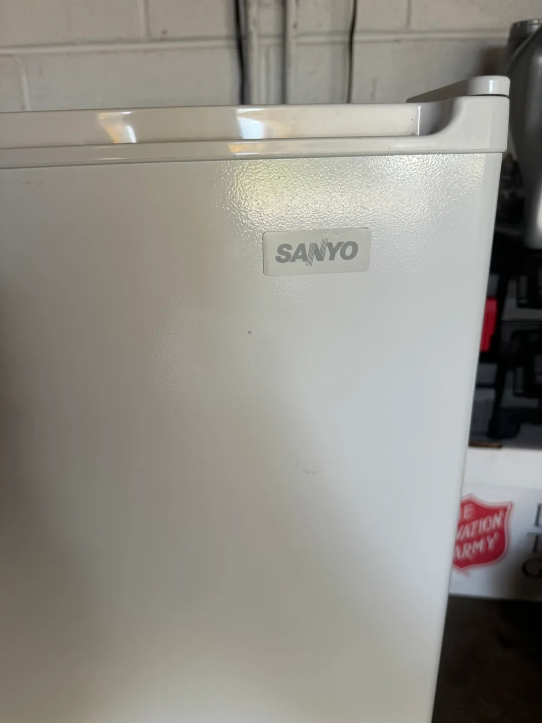 Sanyo Mini Refrigerator thumbnail