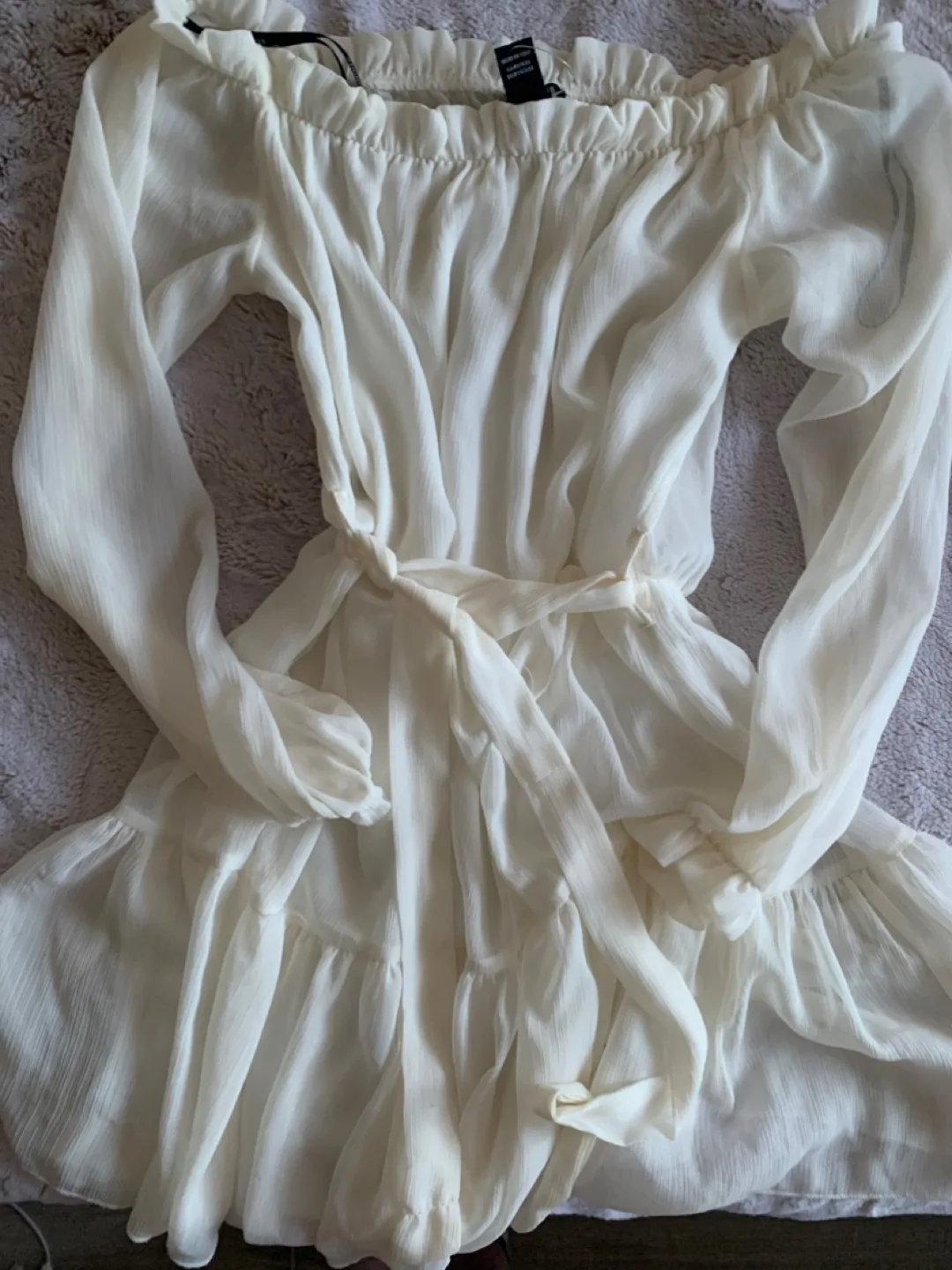 White off shoulder dress image indicator(3)