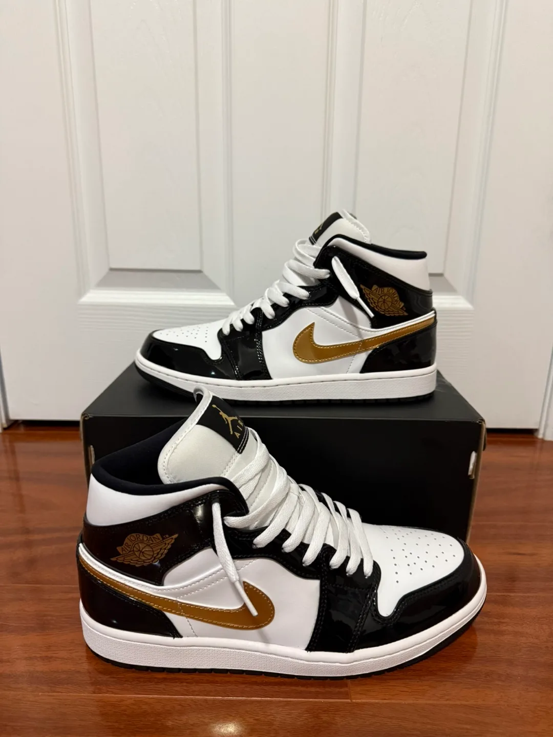 Jordan 1 Mid SE patent black/metallic gold thumbnail