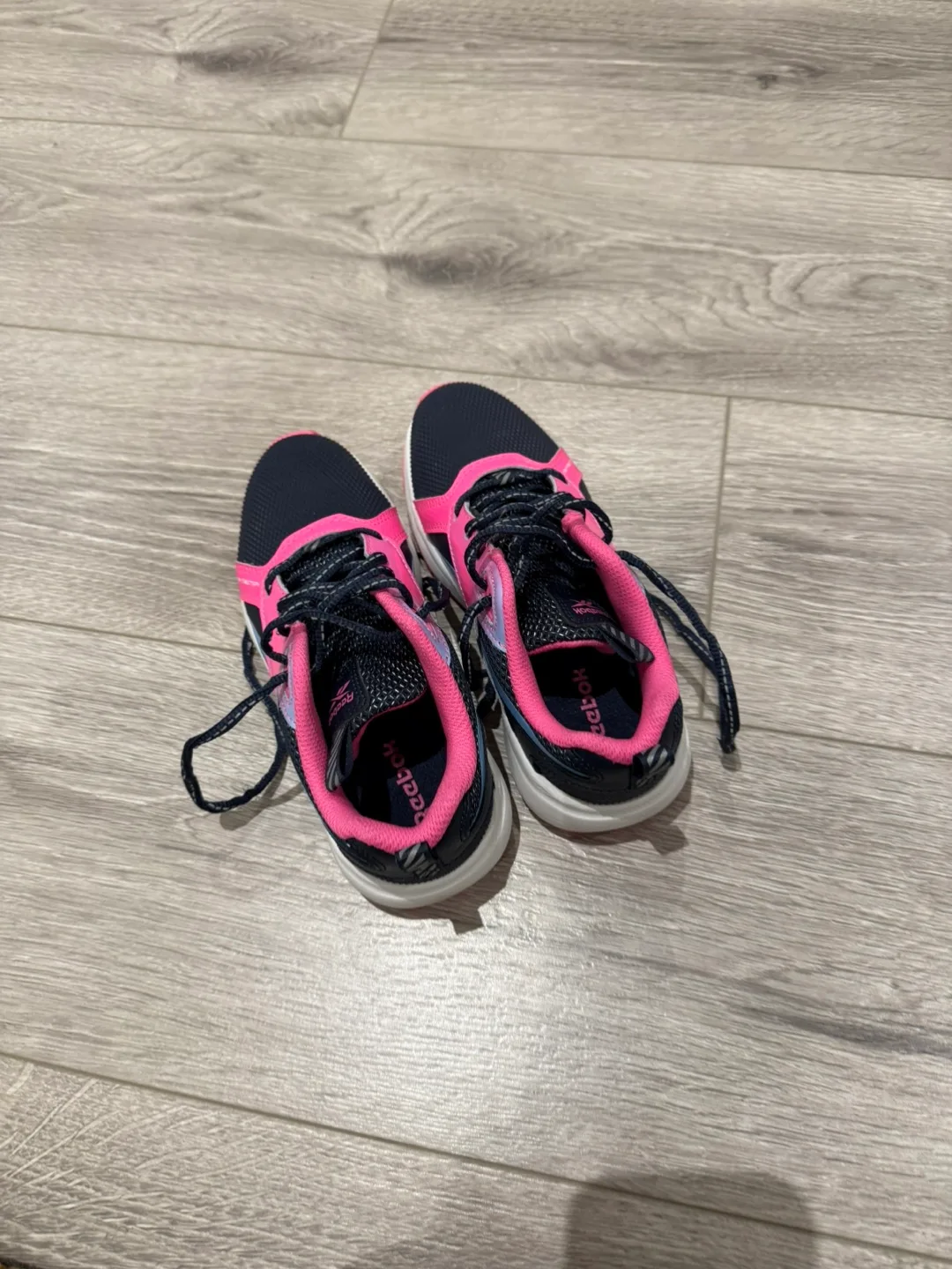 NEW Reebok Girls Runners SIZE 3.5. thumbnail