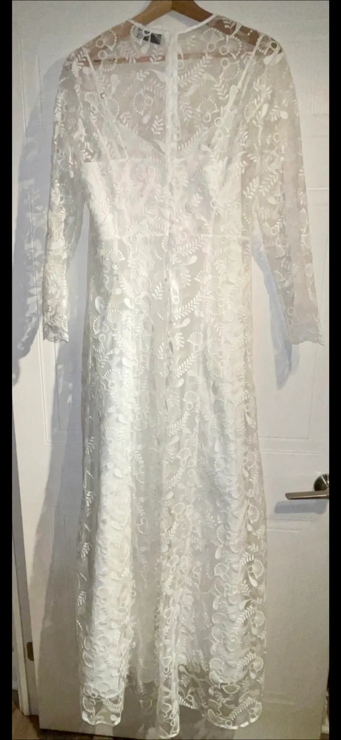 Ivy & Oak Bridal Long Sleeve Embroidered Wedding Dress size 4/6 image indicator(3)