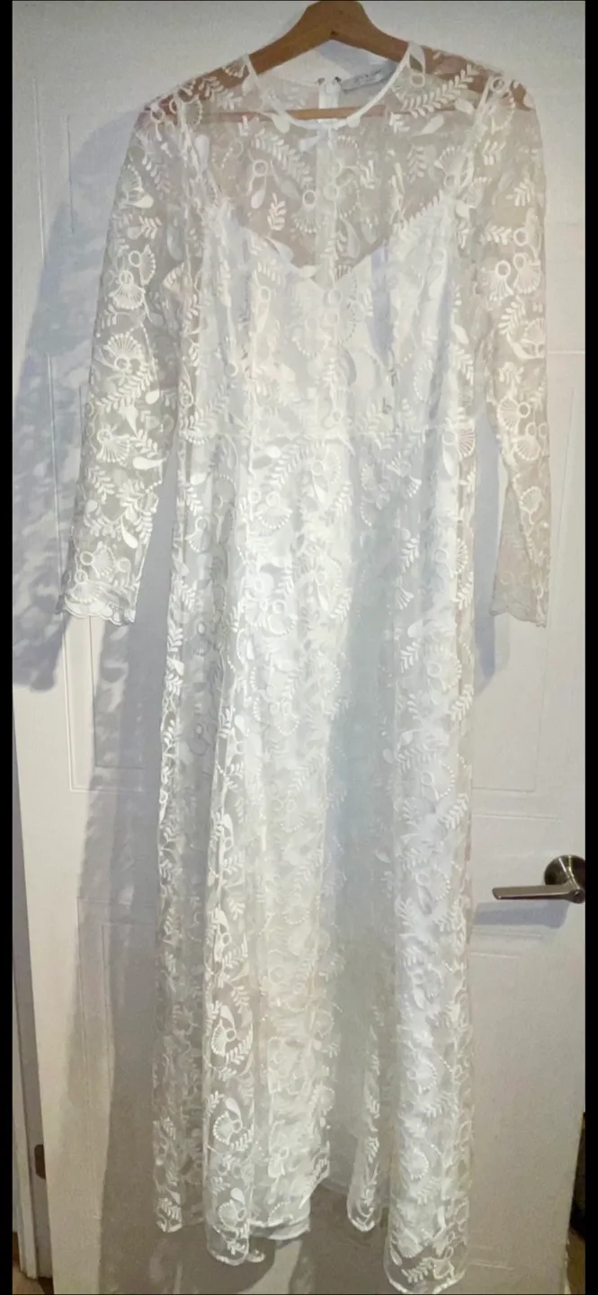 Ivy & Oak Bridal Long Sleeve Embroidered Wedding Dress size 4/6 image indicator(2)