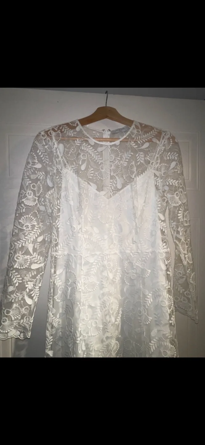 Ivy & Oak Bridal Long Sleeve Embroidered Wedding Dress size 4/6 image indicator(4)