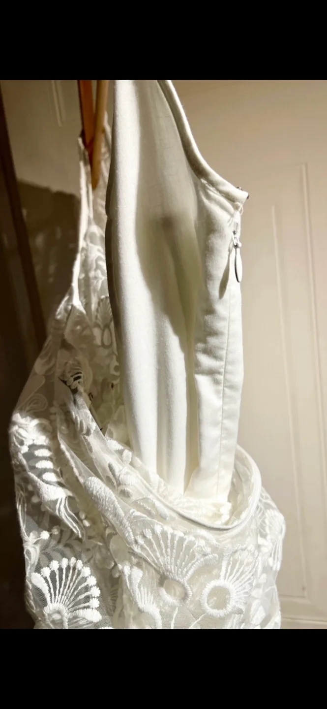 Ivy & Oak Bridal Long Sleeve Embroidered Wedding Dress size 4/6 image indicator(8)