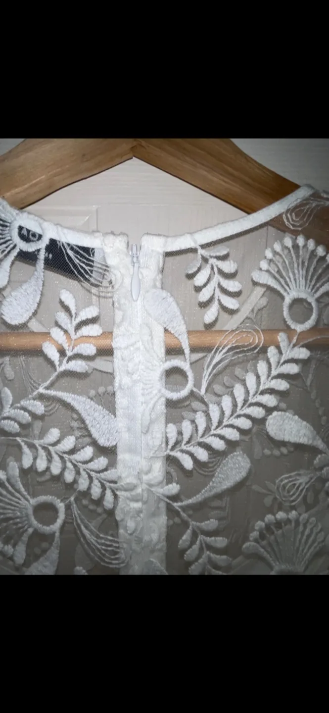 Ivy & Oak Bridal Long Sleeve Embroidered Wedding Dress size 4/6 image indicator(7)