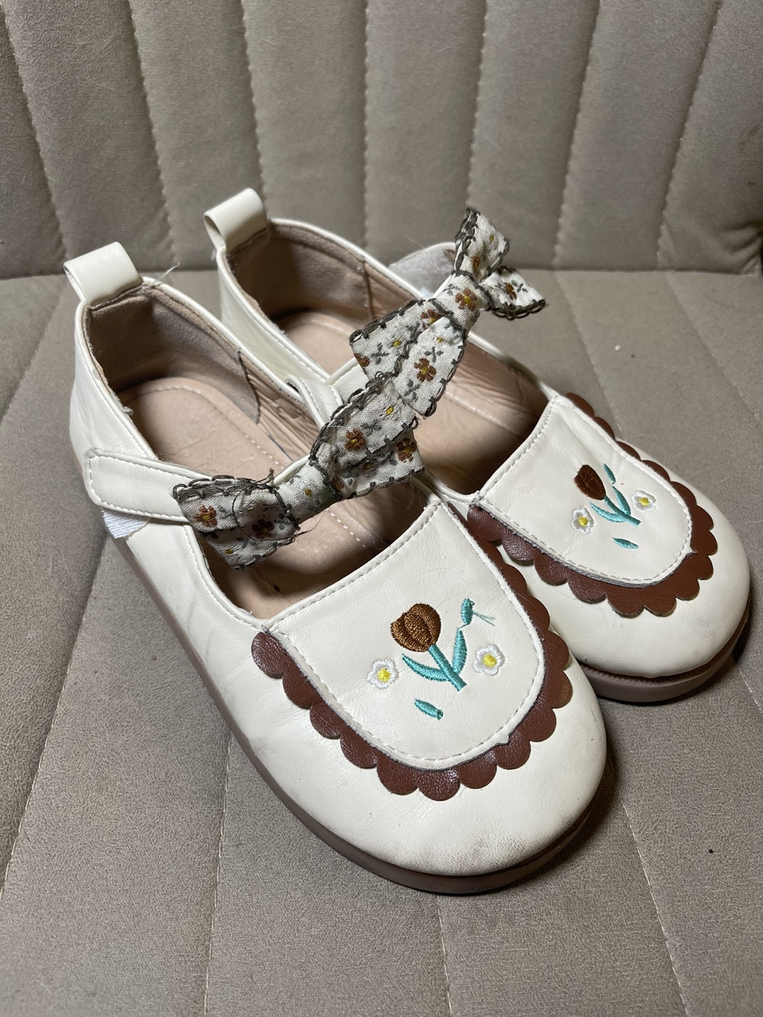 Girls' Size 21.5 White Mary Jane Shoes with Floral Embroidery