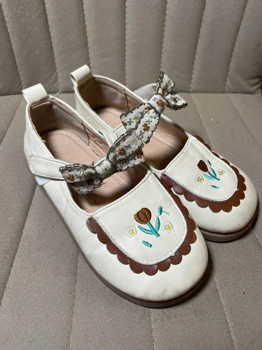 Girls' Size 21.5 White Mary Jane Shoes with Floral Embroidery thumbnail