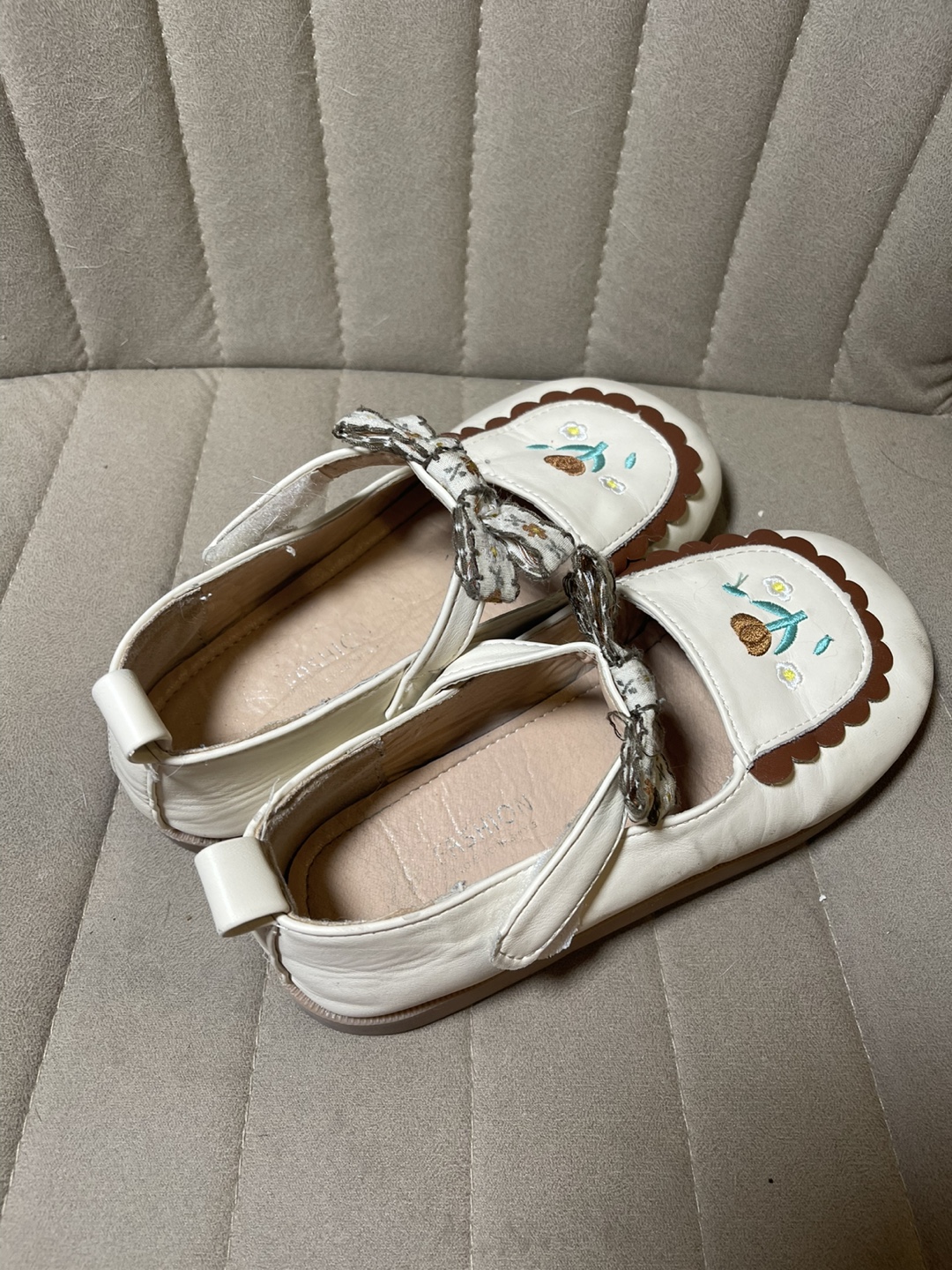 Girls' Size 21.5 White Mary Jane Shoes with Floral Embroidery - photo 2
