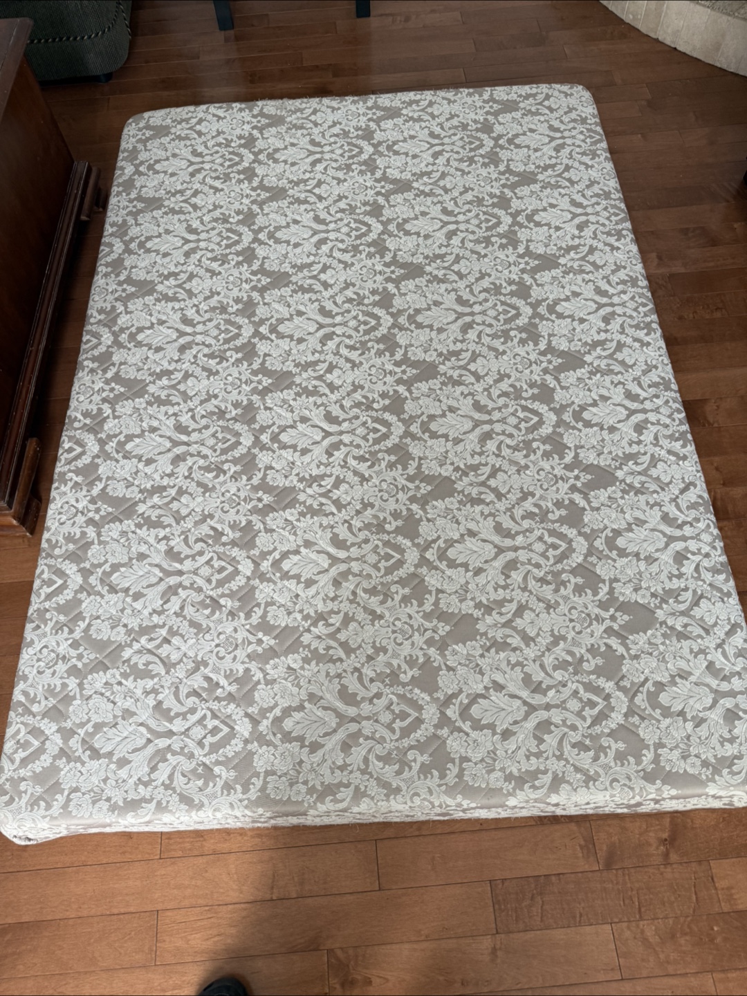 Queen Mattress and base - photo 2