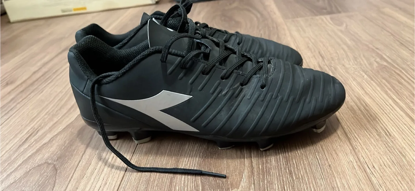 Diadora Men's Black Soccer Cleats image indicator(2)