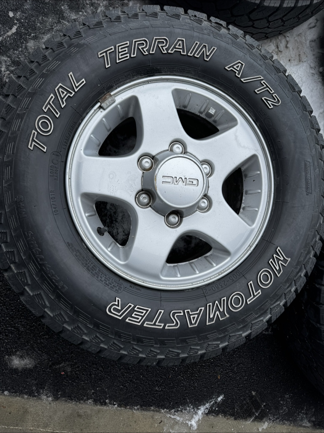 Set of 4 GMC rims and tires-LT235 75R15/6x139,7 - photo 3
