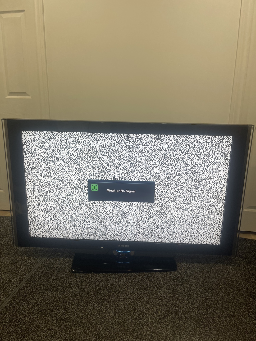 Samsung 52 Inch with remote - photo 3