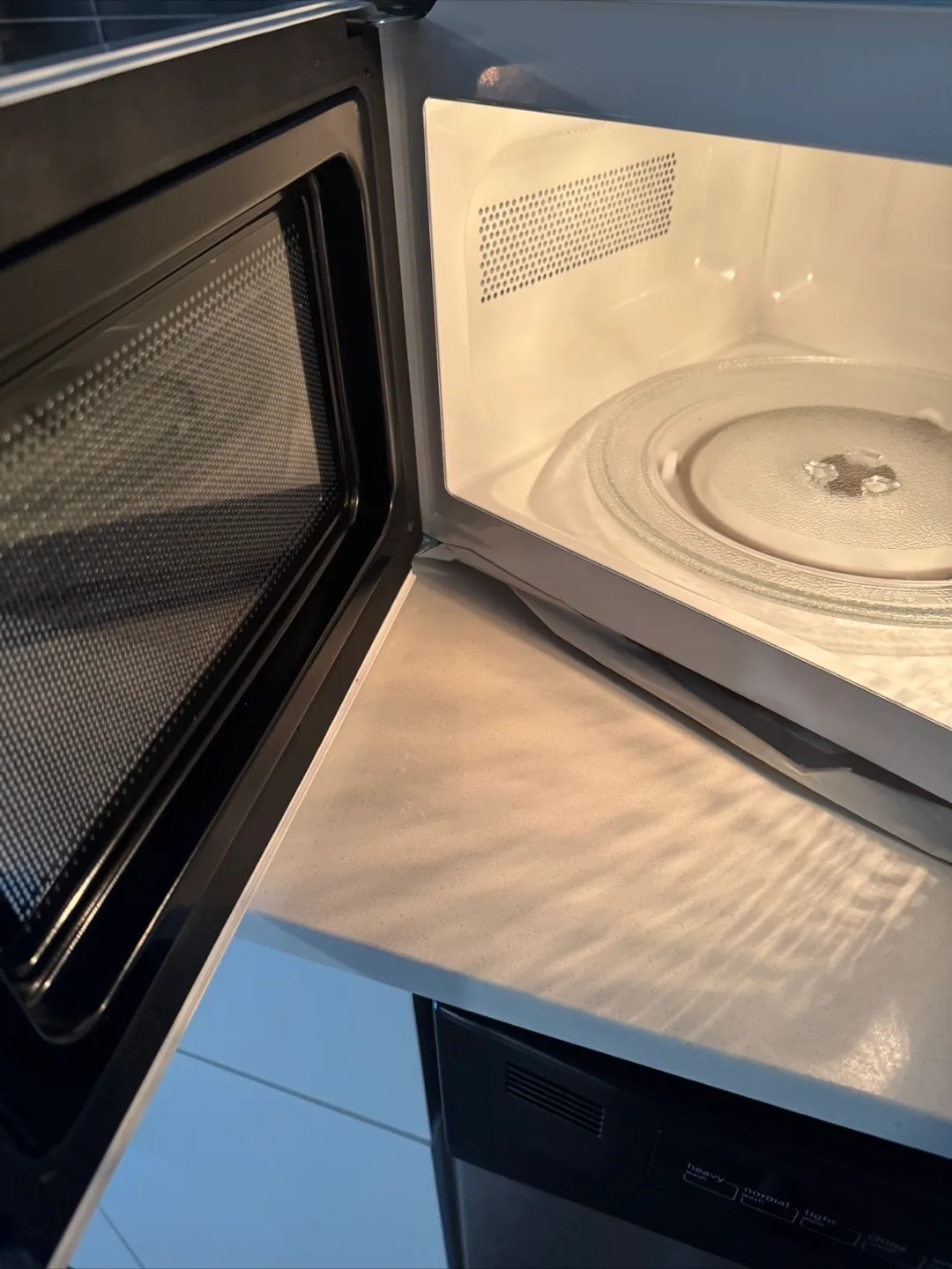 White Microwave with patty paper- limited price until 2-3days image indicator(4)