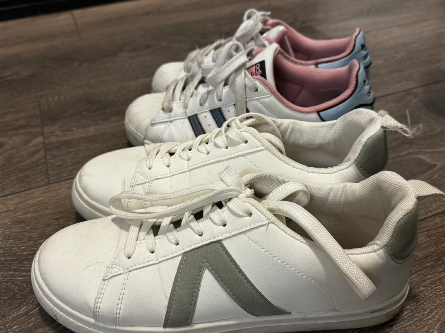 Two pairs of women's white sneakers - photo 2