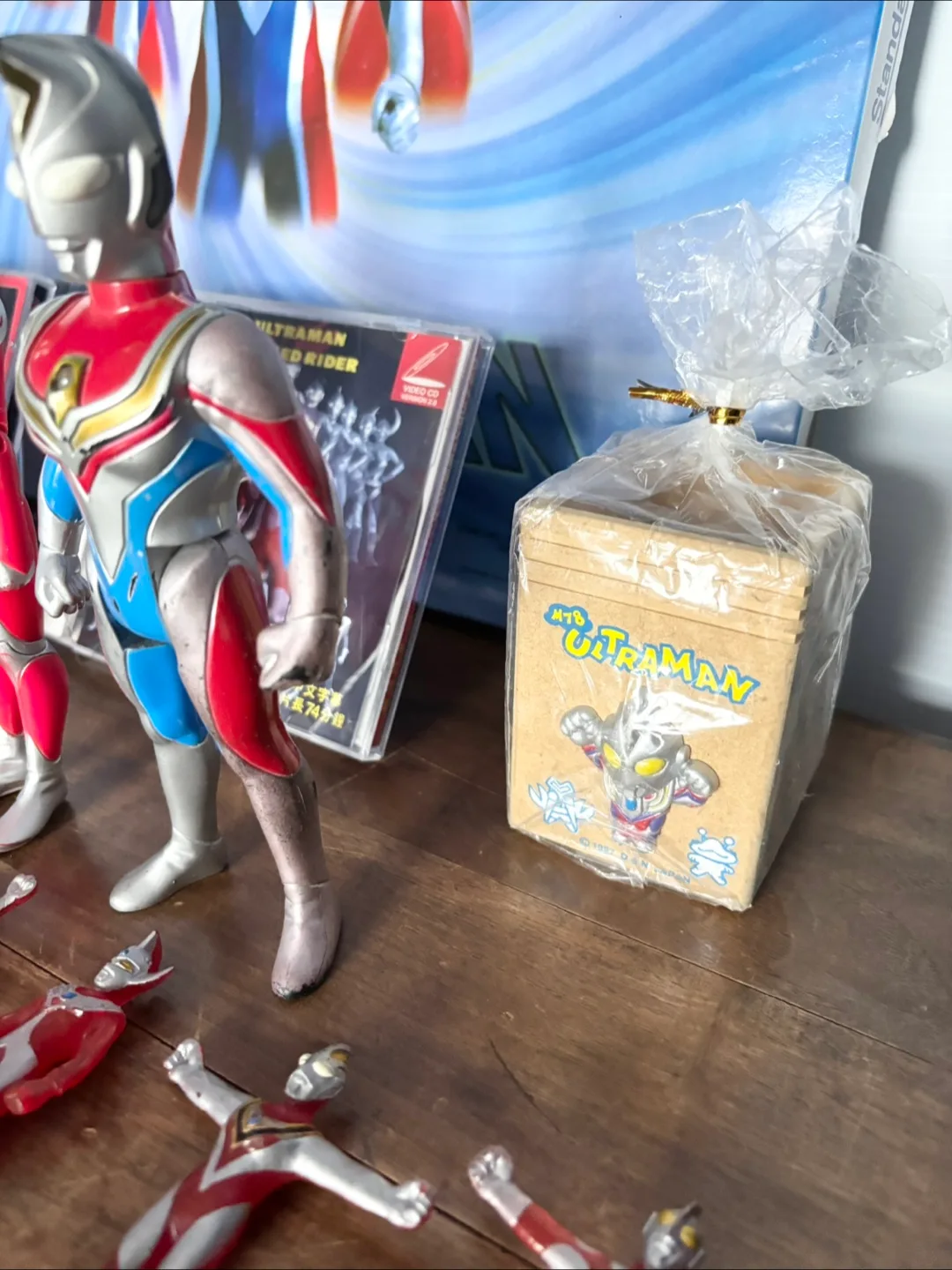 Vintage ultraman action figures and dart board image indicator(4)