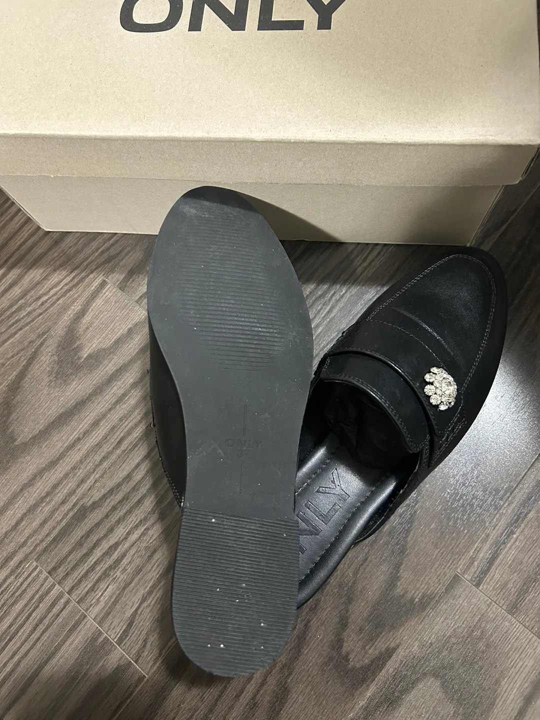 Only black rhinestone mules size 6, worn once! image indicator(5)