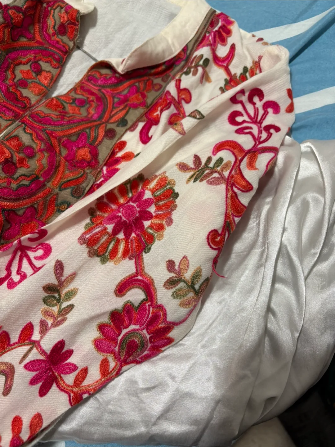 embroidered kurta image indicator(4)